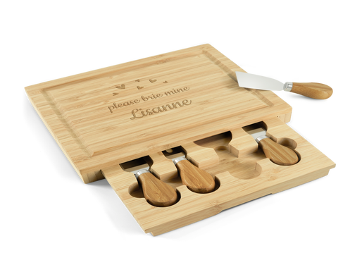 Gegraveerde houten snijplank met kaasmesjes